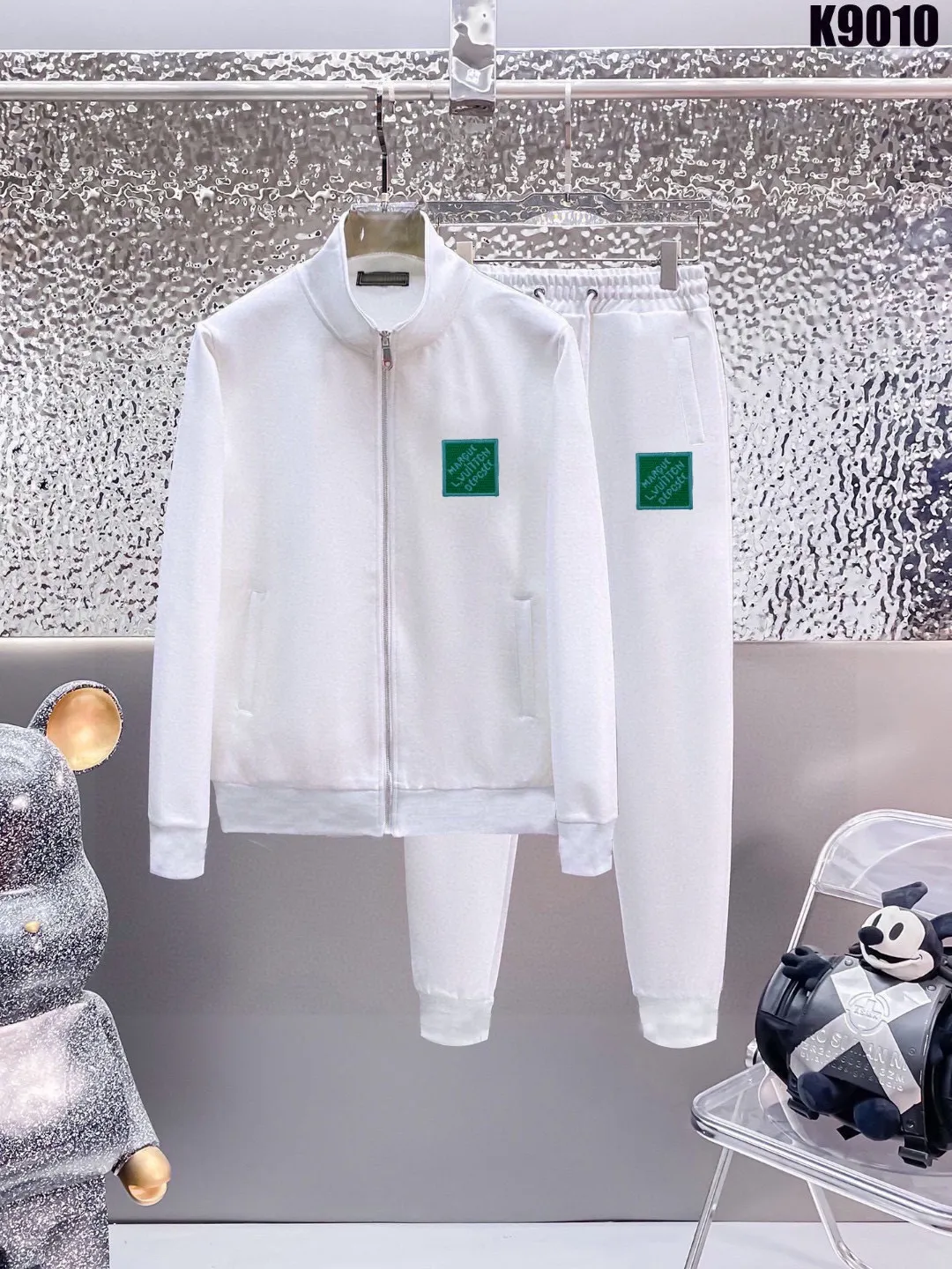 🅿️420 [LV Louis Vuitton] (Fat Man Gospel) hot-selling suit is coming. Focus on the original version of the official website. 2025 new hot-selling cardigan sweater suit. The original order is the best. 🇭🇰The meticulous work of top designers is dedicated to a fitting and perfect upper body effect. All-natural high-quality Roman cotton 100%, close-fitting comfort, noble and elegant! Original hardware embodies elegance and nobility! Counter size: M-5XL (maximum wear up to 220 pounds)